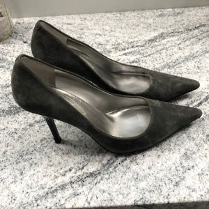 Suede pointy toe Guess pumps